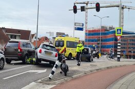 Scooter en twee auto's betrokken bij ongeval in Alkmaar