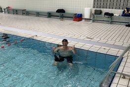 Deelnemers razend enthousiast over cursus Borstcrawl in zwembad Hoornse Vaart