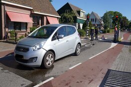 Automobilist rijdt tegen bussluis in Alkmaar