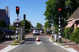 Automobilist rijdt tegen bussluis in Alkmaar