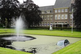Auto rijdt vijver in aan de Kennemerstraatweg in Heiloo