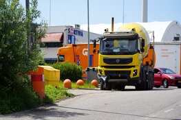 Vrachtwagen en auto in botsing op Boekelerdijk