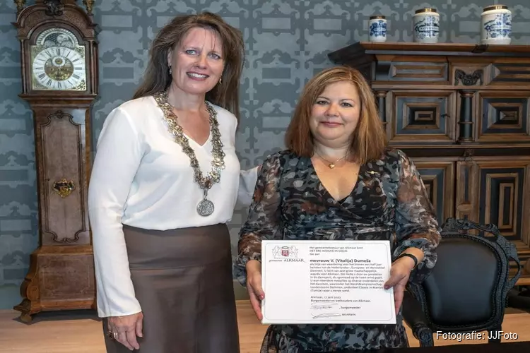 Ere-insigne in Goud voor mevrouw V. (Vitalij) Dumeša