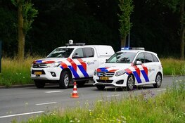Politieauto van achteren aangereden voor stoplicht