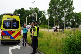 Politieauto van achteren aangereden voor stoplicht