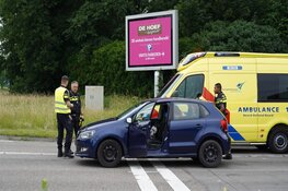 Politieauto van achteren aangereden voor stoplicht