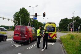 Politieauto van achteren aangereden voor stoplicht