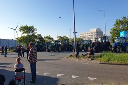 Boeren blokkeren distribuitiecentra van Albert Heijn in Zaandam en Vomar in Alkmaar