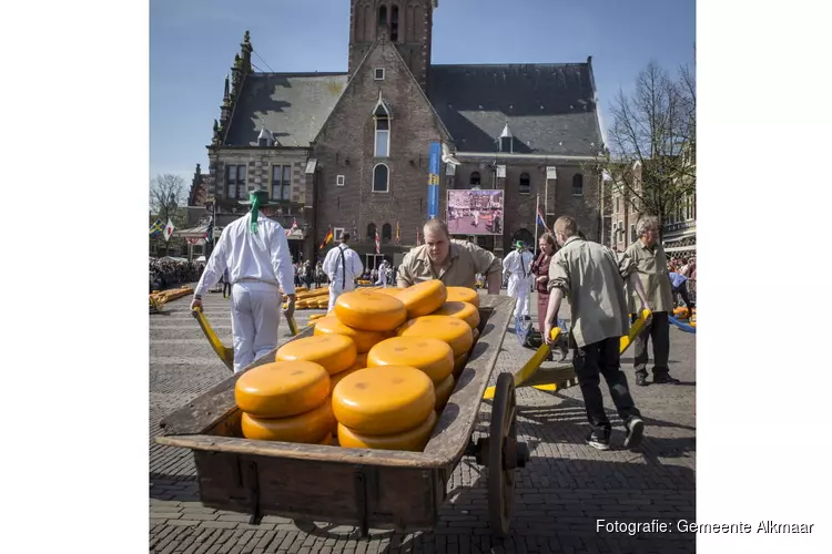 Jubilerende IJssalon De Mient opent avondkaasmarkt 12 juli