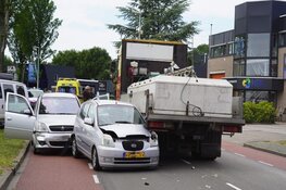 Ongeval tussen vrachtwagen en drie auto's in Alkmaar