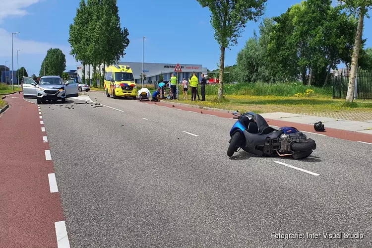 Scooterrijder gewond na aanrijding met auto