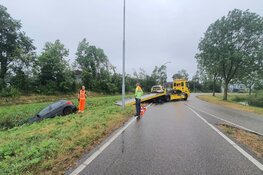 Auto te water langs Hertog Aalbrechtweg in Alkmaar