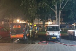 Politie onderzoekt mogelijke brandstichting bestelbus aan El Grecohof