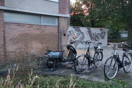 Fietsen en scooter door brand verwoest bij Alkmaarse flat