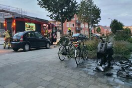 Fietsen en scooter door brand verwoest bij Alkmaarse flat