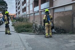 Fietsen en scooter door brand verwoest bij Alkmaarse flat