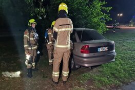 Auto door brand verwoest bij recreatiegebied Geestmerambacht, politie vermoedt brandstichting