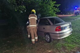 Auto door brand verwoest bij recreatiegebied Geestmerambacht, politie vermoedt brandstichting