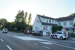 Auto tegen gevel gereden na ongeval in Egmond aan den Hoef