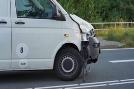 Auto tegen gevel gereden na ongeval in Egmond aan den Hoef