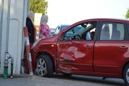 Auto tegen gevel gereden na ongeval in Egmond aan den Hoef
