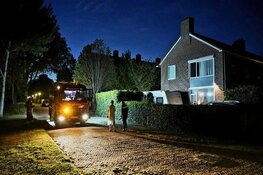 Schutting brandt af in Cornelis Buysstraat, brandweer weet erger te voorkomen