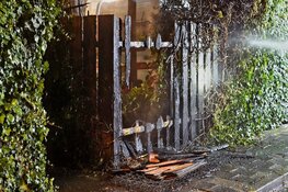 Schutting brandt af in Cornelis Buysstraat, brandweer weet erger te voorkomen