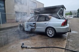 Auto door brand verwoest op industrieterrein in Alkmaar