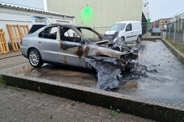 Auto door brand verwoest op industrieterrein in Alkmaar