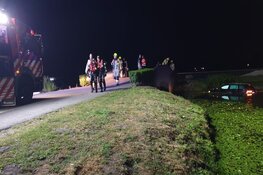 Auto te water in West-Graftdijk, twee gewonden