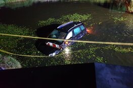 Auto te water in West-Graftdijk, twee gewonden