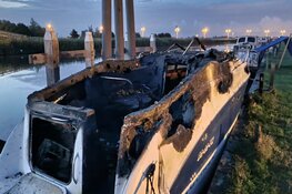 Boot door brand verwoest in kanaal bij Oudorp