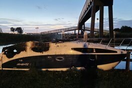Boot door brand verwoest in kanaal bij Oudorp