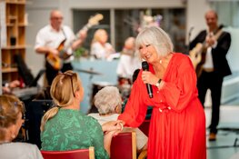 Revalidanten en bewoners Magentazorg genieten van optreden Willeke Alberti