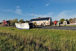 Persoon overleden bij botsing tussen auto en touringcar op N9