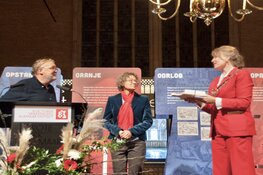 Feestelijke uitreiking Alkmaarsche Scheurkalender aan burgemeester