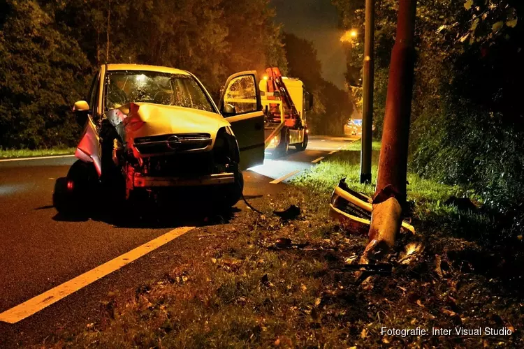 Automobilist onder invloed ramt paal langs N245