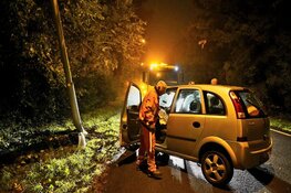 Automobilist onder invloed ramt paal langs N245