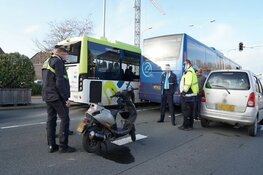 Scooterrijder gewond bij botsing met lijnbus