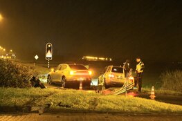 Onder invloed zijnde automobilist aangehouden na crash op rotonde in Egmond aan den Hoef