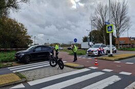 Fietser met spoed naar ziekenhuis na aanrijding in Alkmaar
