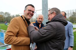 Voormalig Alkmaarsche Boys-voorzitter Michel Kuijpers onderscheiden met zilveren waarderingspeld van KNVB