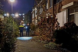 Explosie bij voorkant van woning in Alkmaar