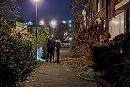 Explosie bij voorkant van woning in Alkmaar