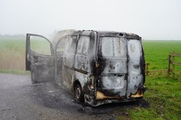 Busje brandt volledig uit in Egmond aan den Hoef