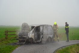 Busje brandt volledig uit in Egmond aan den Hoef