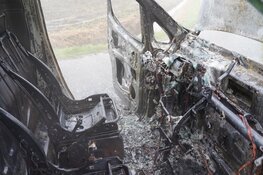 Busje brandt volledig uit in Egmond aan den Hoef