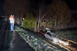 Auto in de sloot door gladheid in Starnmeer