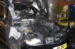 Auto door brand verwoest in Klipperstraat