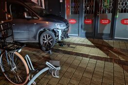 Bestuurder bestelbus verliest controle en ramt fietsenrek, winkel blijft gespaard